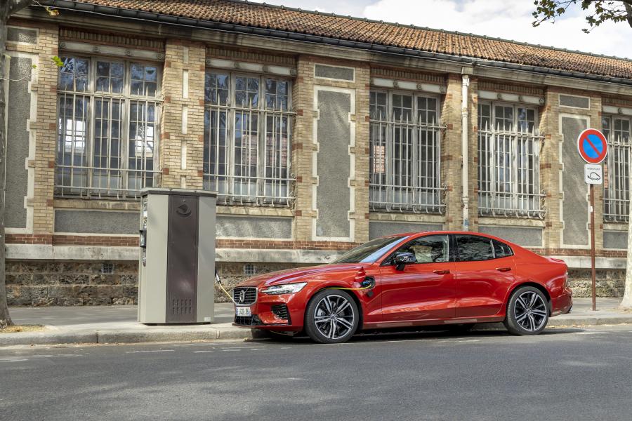  Volvo S60 T8 R-Design 2018 года  (WW) (фото 23 из 40)